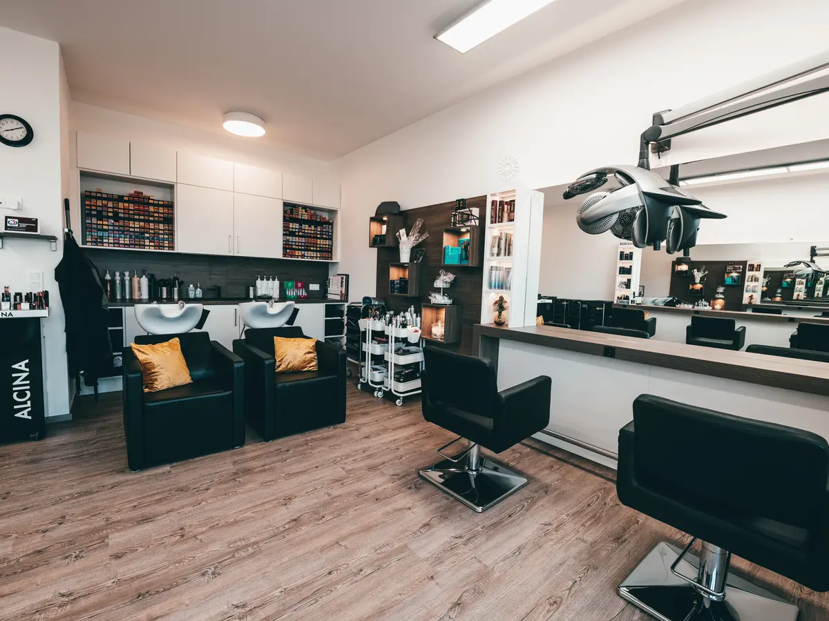 Blick in den modernen hair2b Salon mit Styling-Plätzen